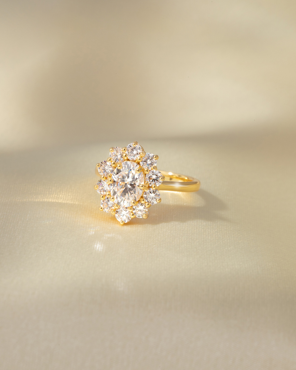 Bague de fiançailles auréole ovale en moissanite de 2,5 ct en vermeil d'or 18 carats