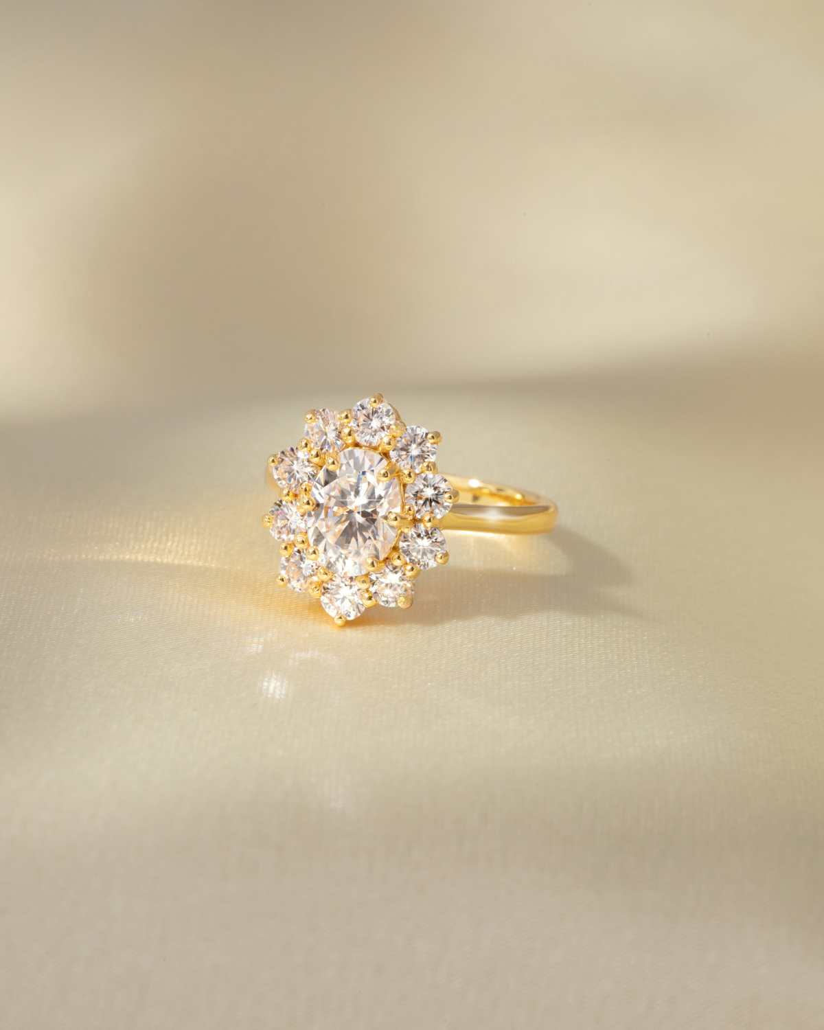 Bague de fiançailles auréole ovale en moissanite de 2,5 ct en vermeil d'or 18 carats