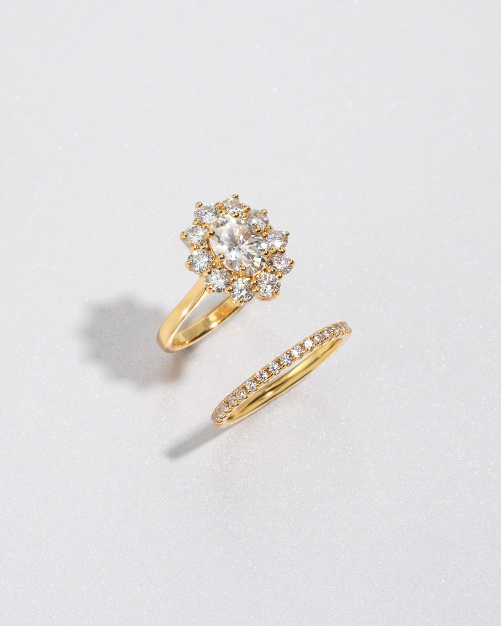 Bague de fiançailles auréole ovale en moissanite de 2,5 ct en vermeil d'or 18 carats