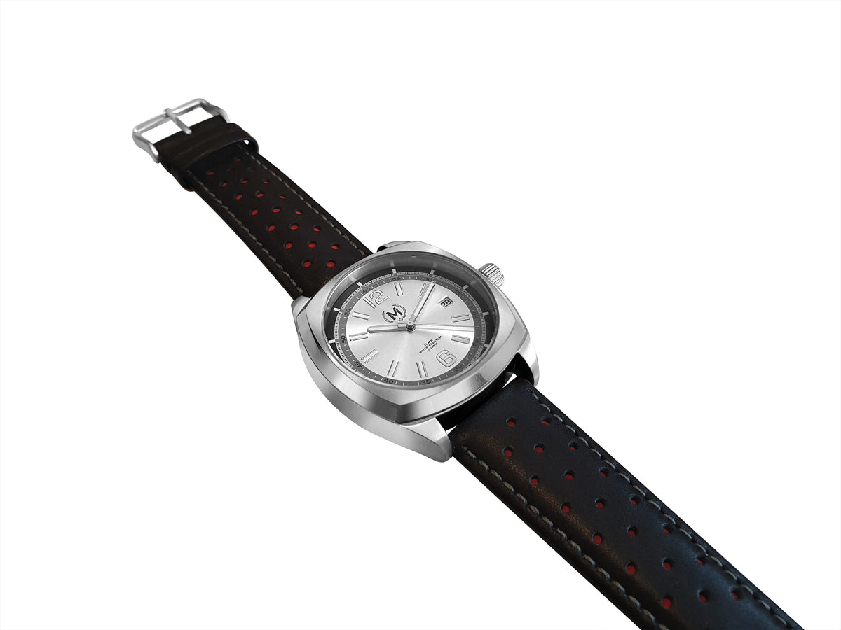 Montre avec cadran argenté, bracelet noir et rouge