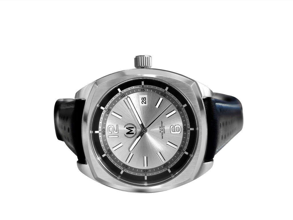 Montre avec cadran argenté, bracelet noir et rouge