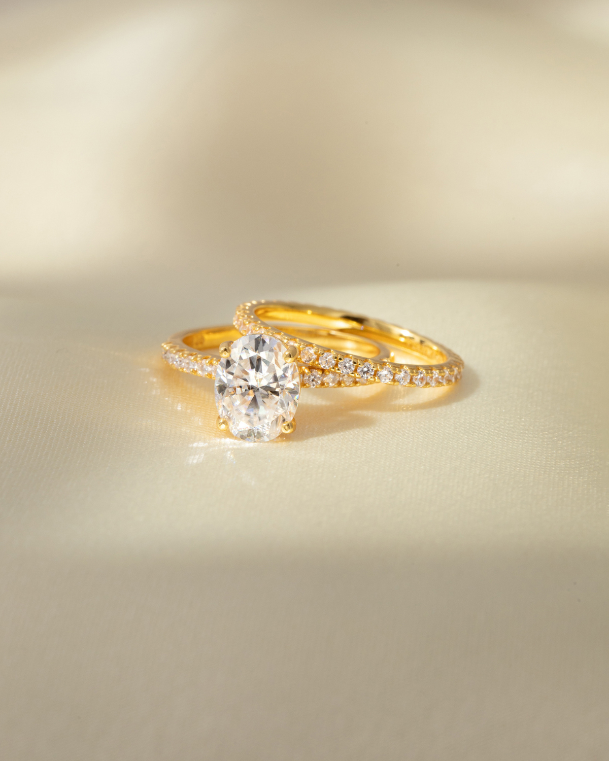 Bague de fiançailles solitaire ovale en moissanite de 2 carats avec bande pavée en vermeil d'or 18 carats