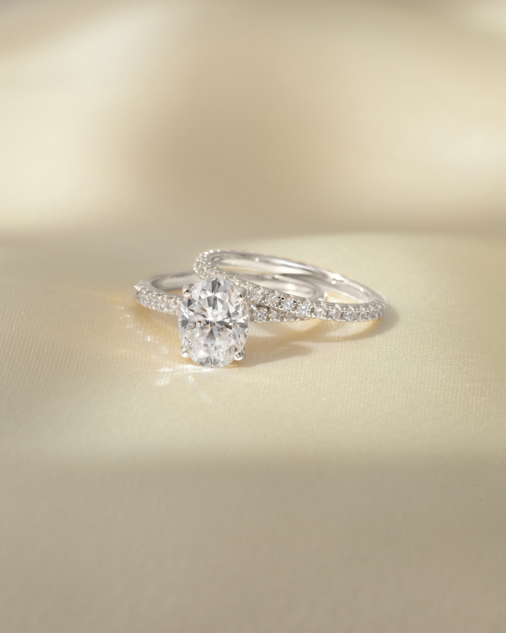 Bague de fiançailles solitaire ovale en moissanite de 2 carats avec pavé en argent sterling