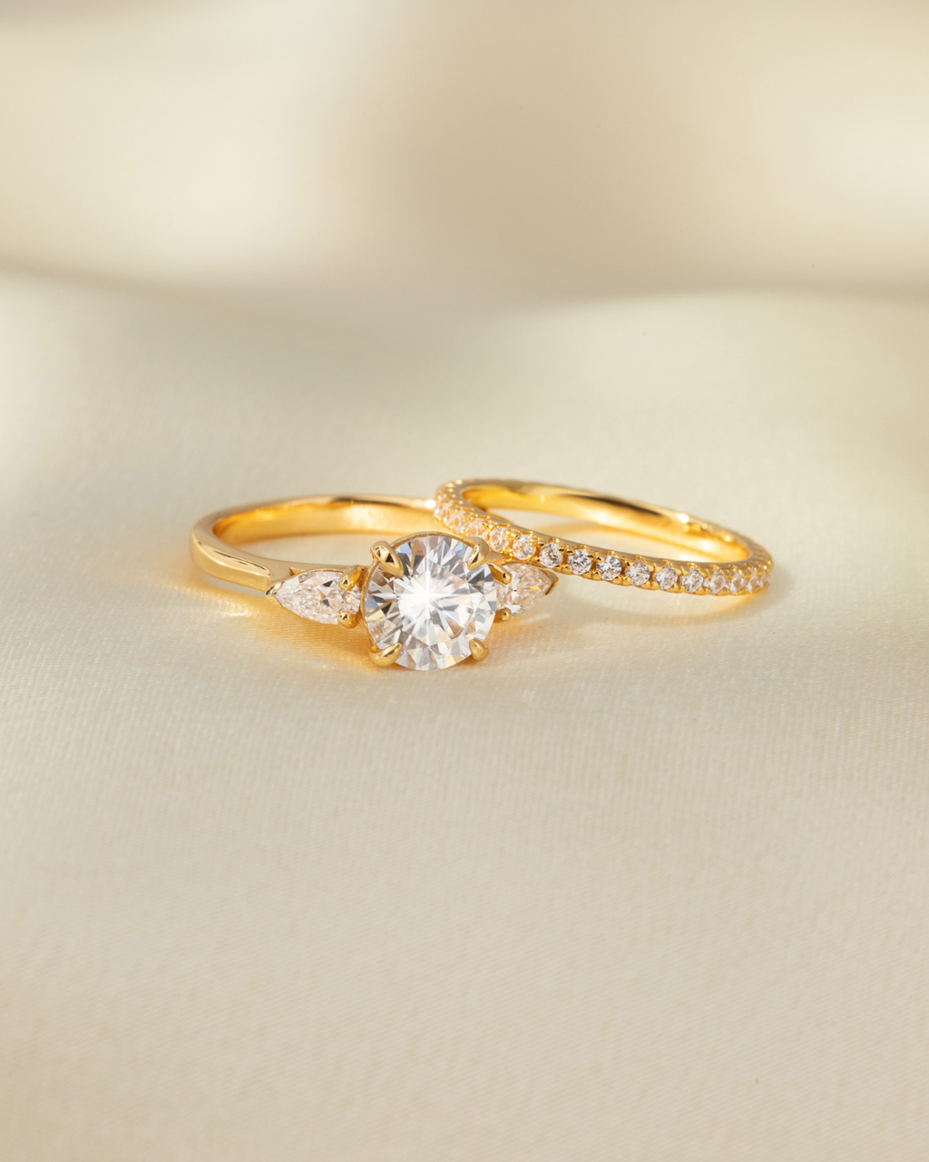 Bague de fiançailles trilogie avec moissanite ronde de 2 carats en vermeil or 18 carats