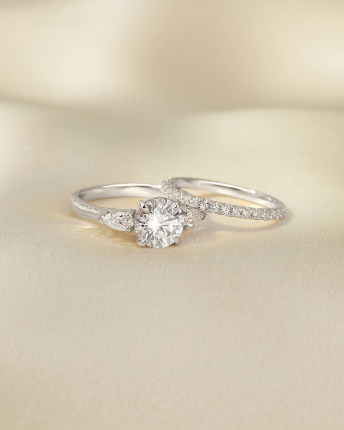 Bague de fiançailles trilogie avec moissanite ronde de 2 carats en argent sterling