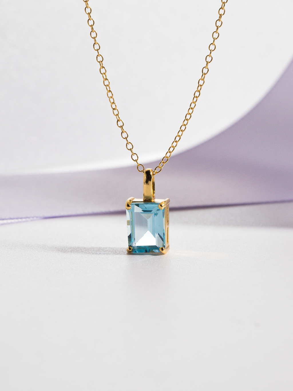 Pendentif en topaze bleue taille émeraude en vermeil d'or 18 carats