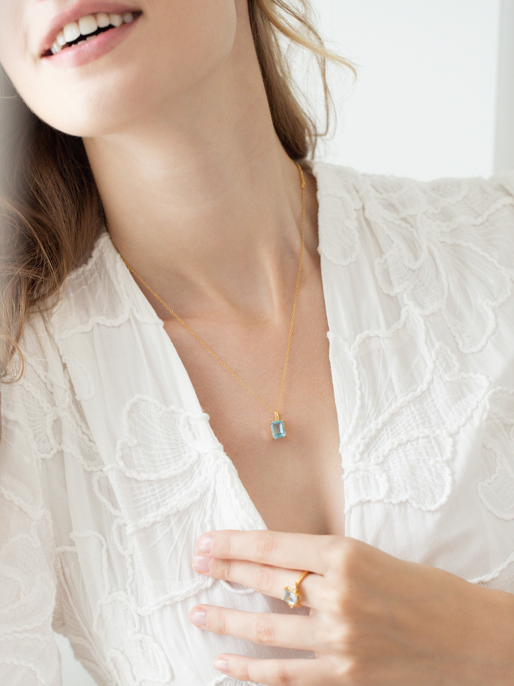 Pendentif en topaze bleue taille émeraude en vermeil d'or 18 carats