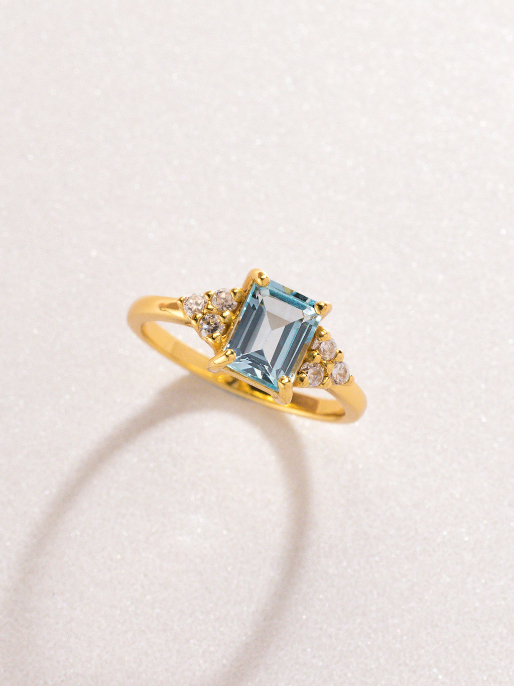 Bague Topaze Bleue Taille Émeraude en Vermeil Or 18 carats