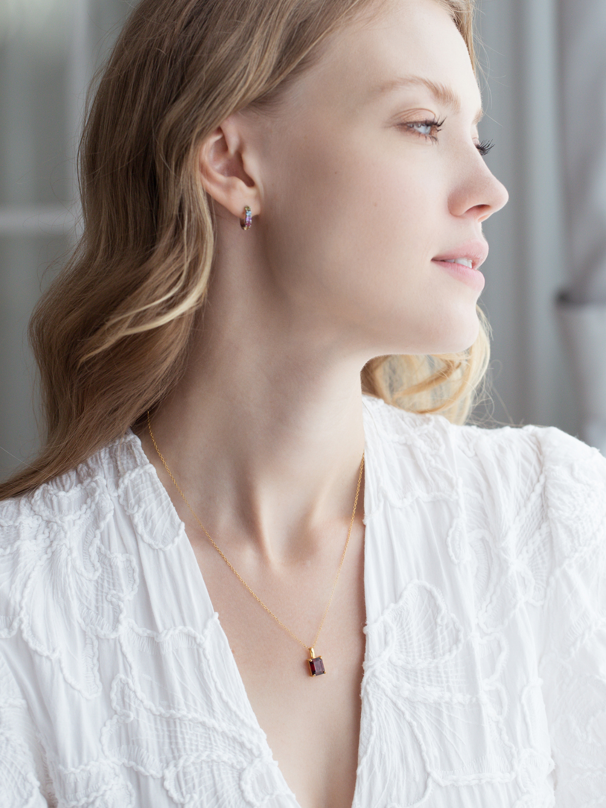 Collier pendentif grenat taille émeraude en vermeil d'or 18 carats