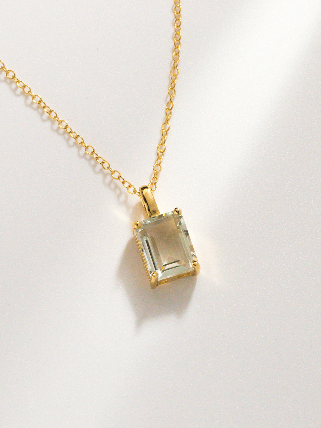 Collier pendentif améthyste verte taille émeraude en vermeil d'or 18 carats