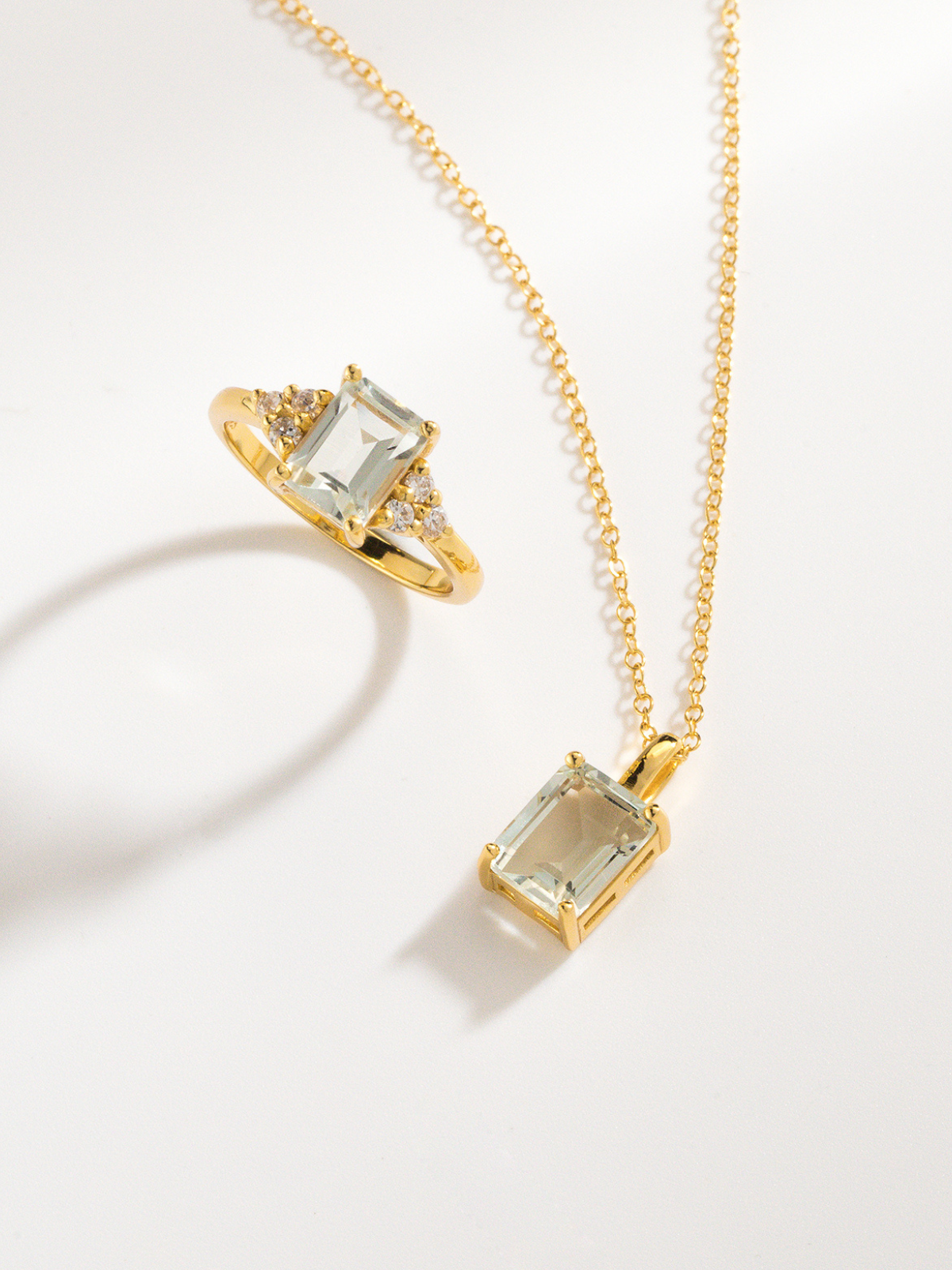 Collier pendentif améthyste verte taille émeraude en vermeil d'or 18 carats