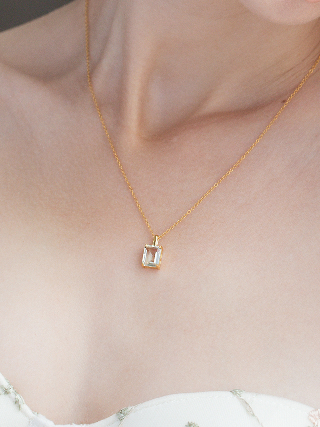 Collier pendentif améthyste verte taille émeraude en vermeil d'or 18 carats