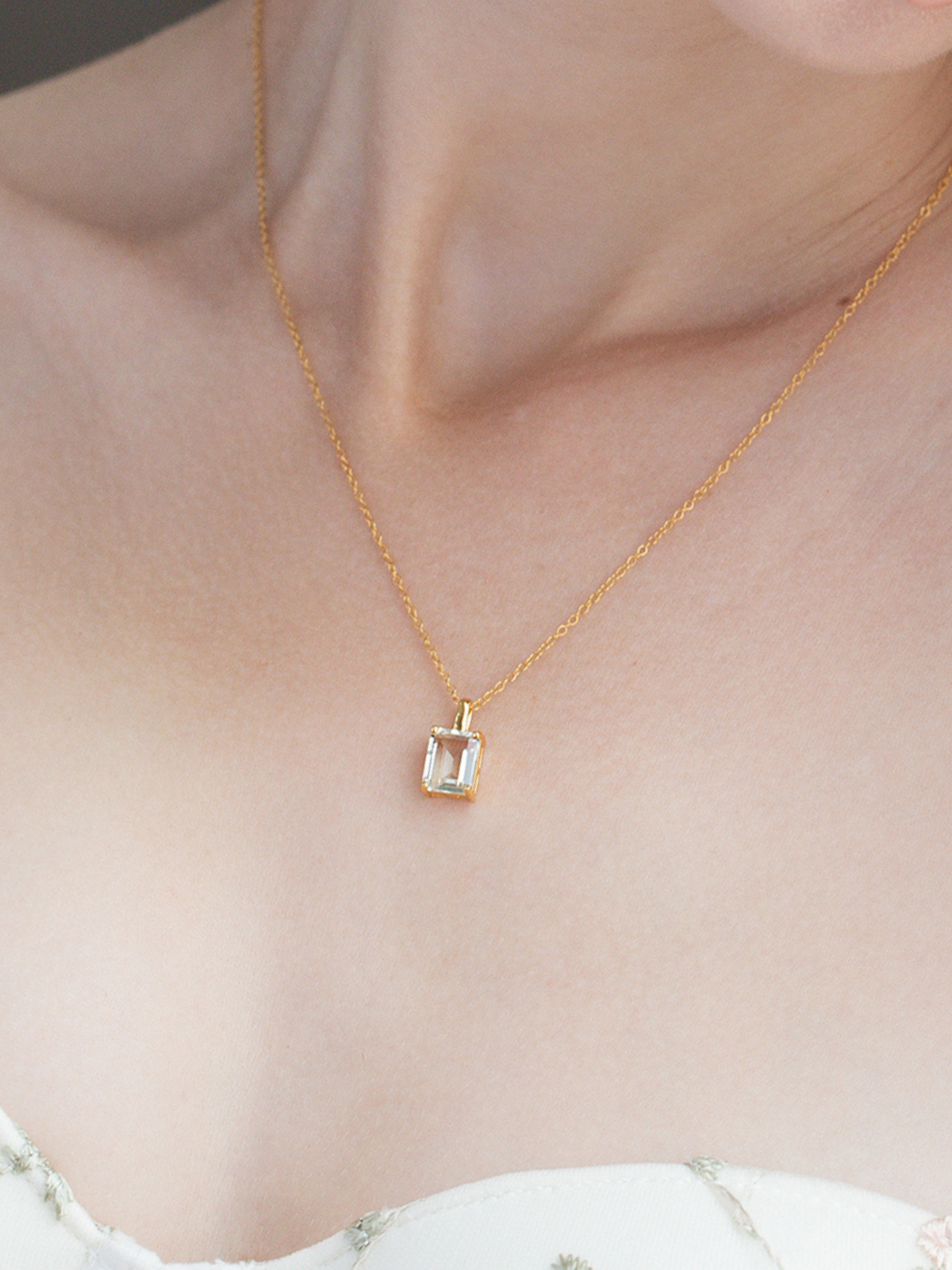 Collier pendentif améthyste verte taille émeraude en vermeil d'or 18 carats
