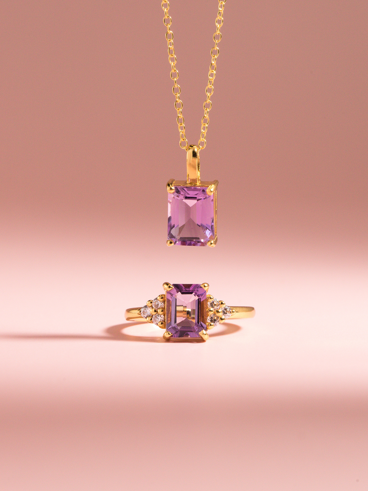 Bague en améthyste lavande taille émeraude en vermeil d'or 18 carats