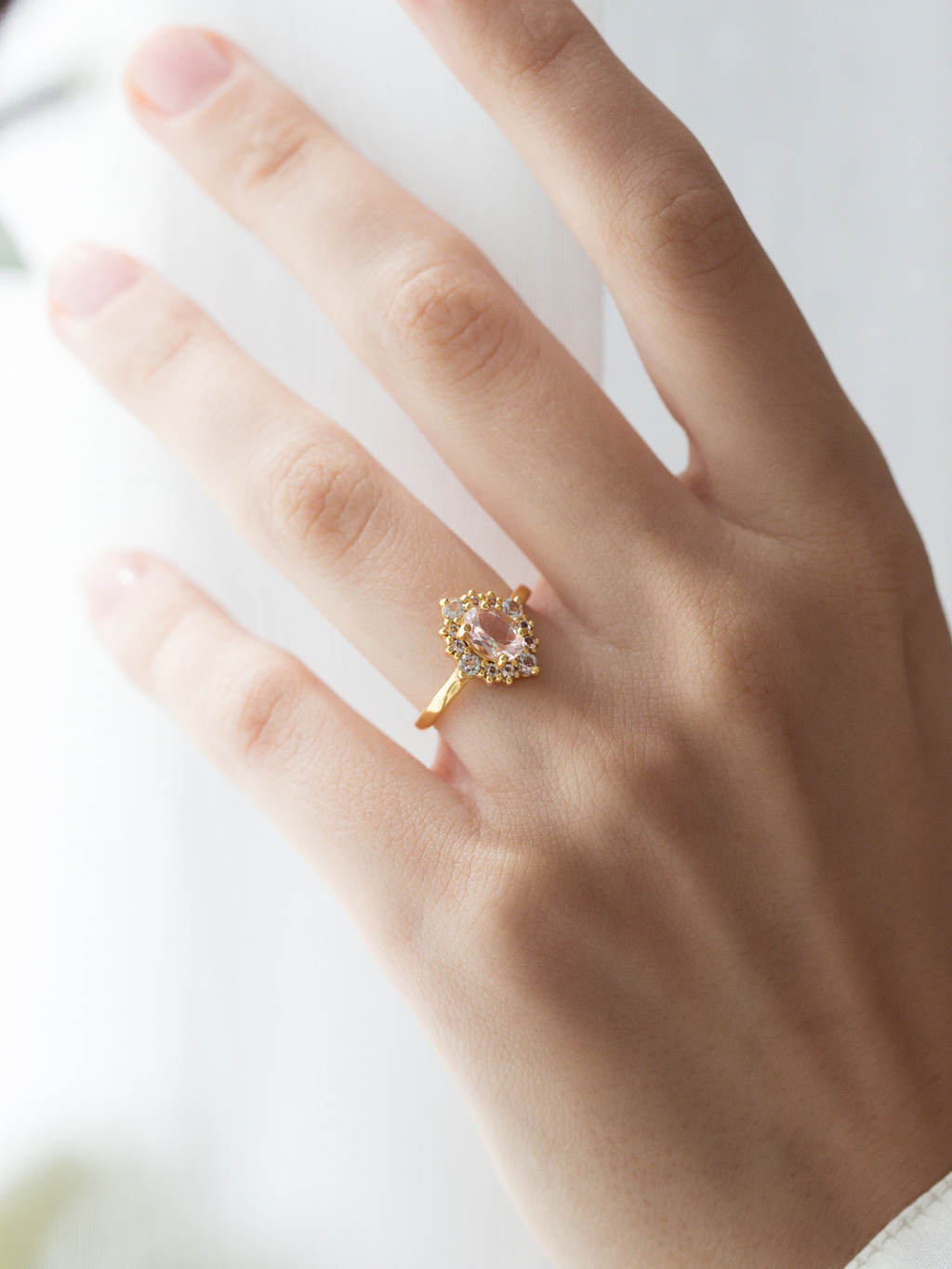 Bague halo en morganite rose en vermeil d'or 18 carats