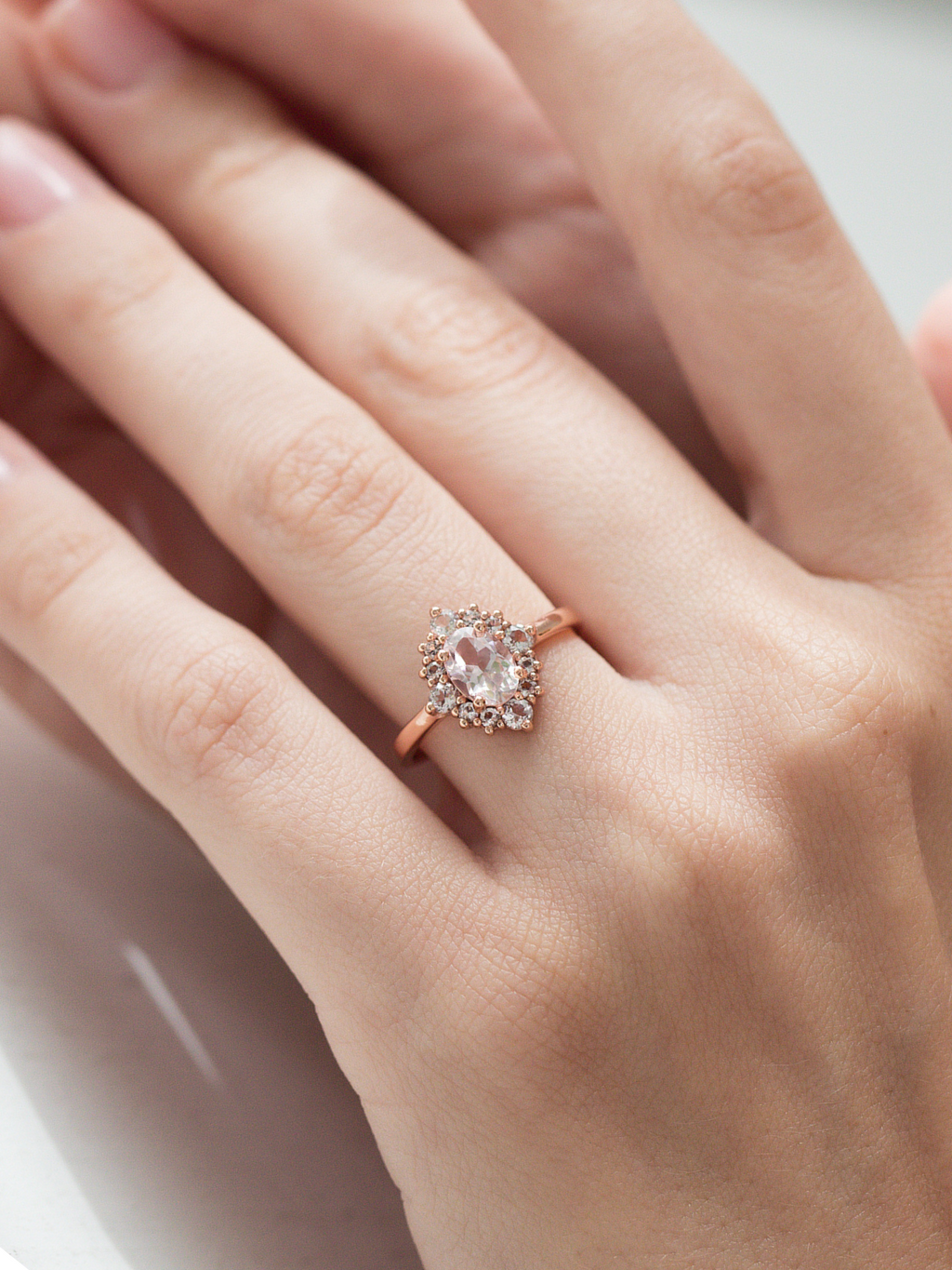 Bague auréole en morganite rose en vermeil rose 18 carats