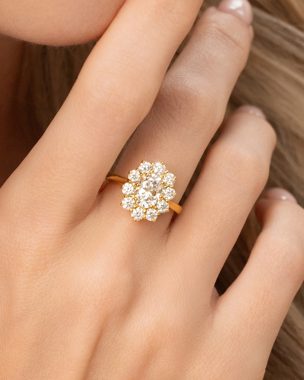 Bague de fiançailles auréole ovale en moissanite de 2,5 ct en vermeil d'or 18 carats