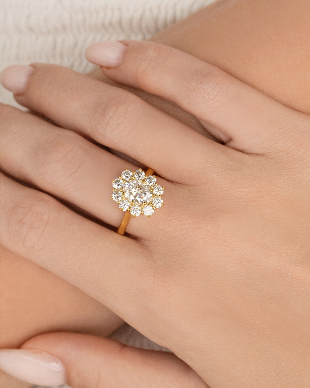 Bague de fiançailles auréole ovale en moissanite de 2,5 ct en vermeil d'or 18 carats