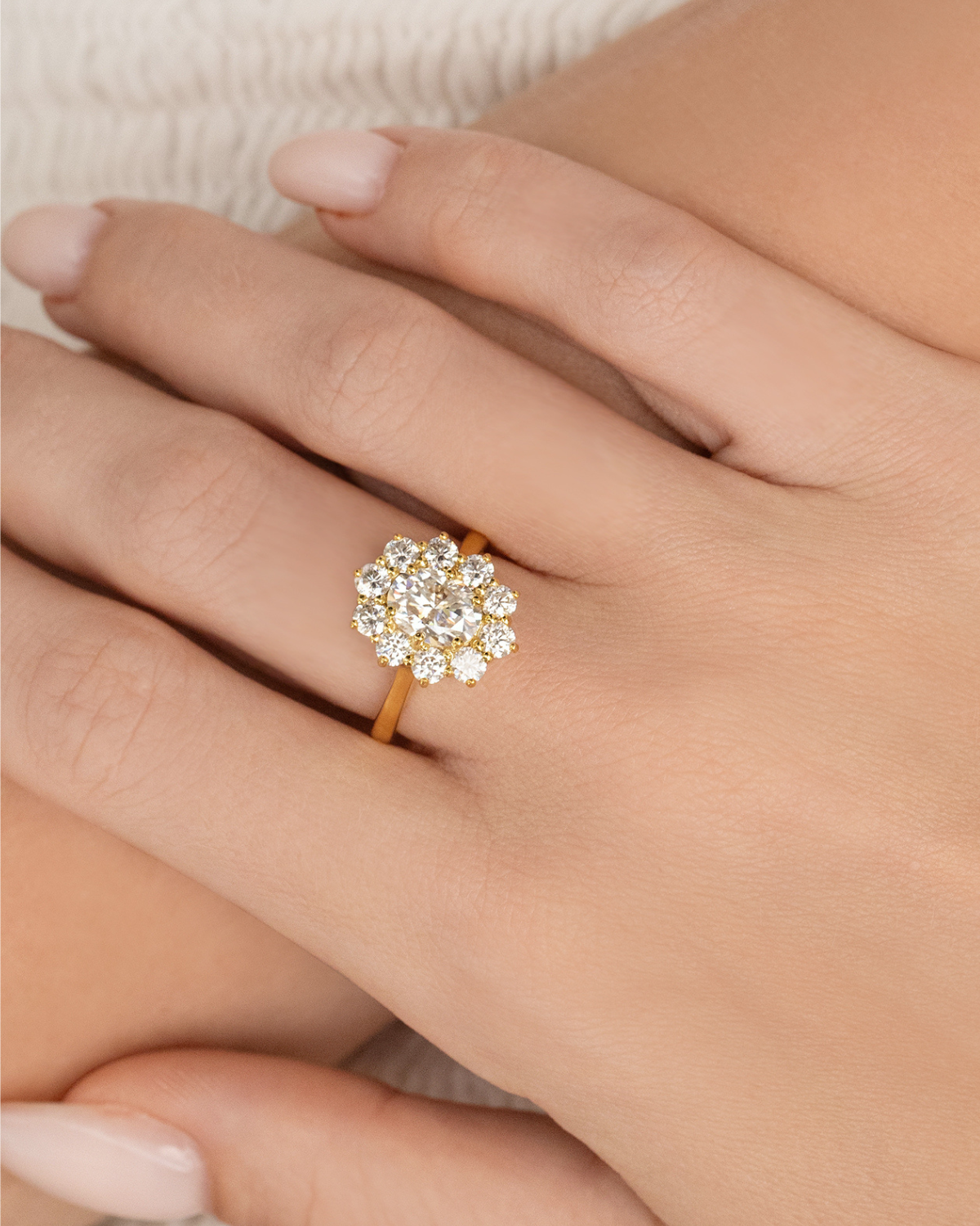 Bague de fiançailles auréole ovale en moissanite de 2,5 ct en vermeil d'or 18 carats