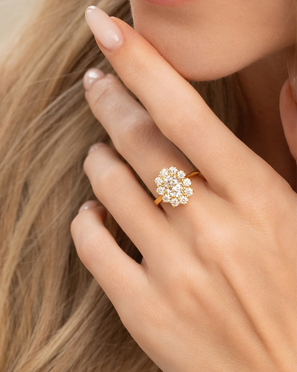 Bague de fiançailles auréole ovale en moissanite de 2,5 ct en vermeil d'or 18 carats