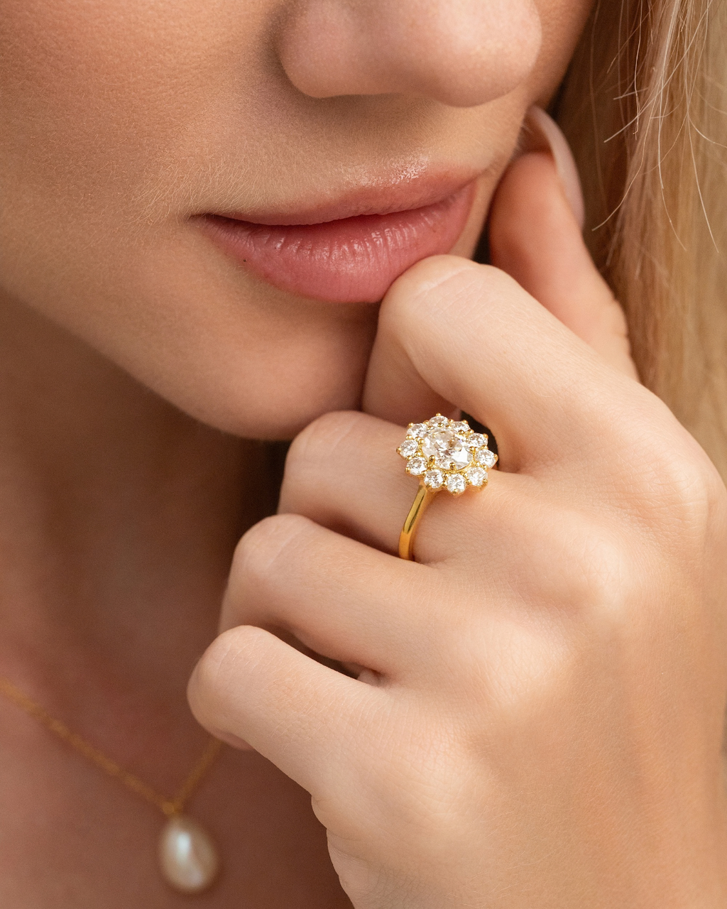 Bague de fiançailles auréole ovale en moissanite de 2,5 ct en vermeil d'or 18 carats