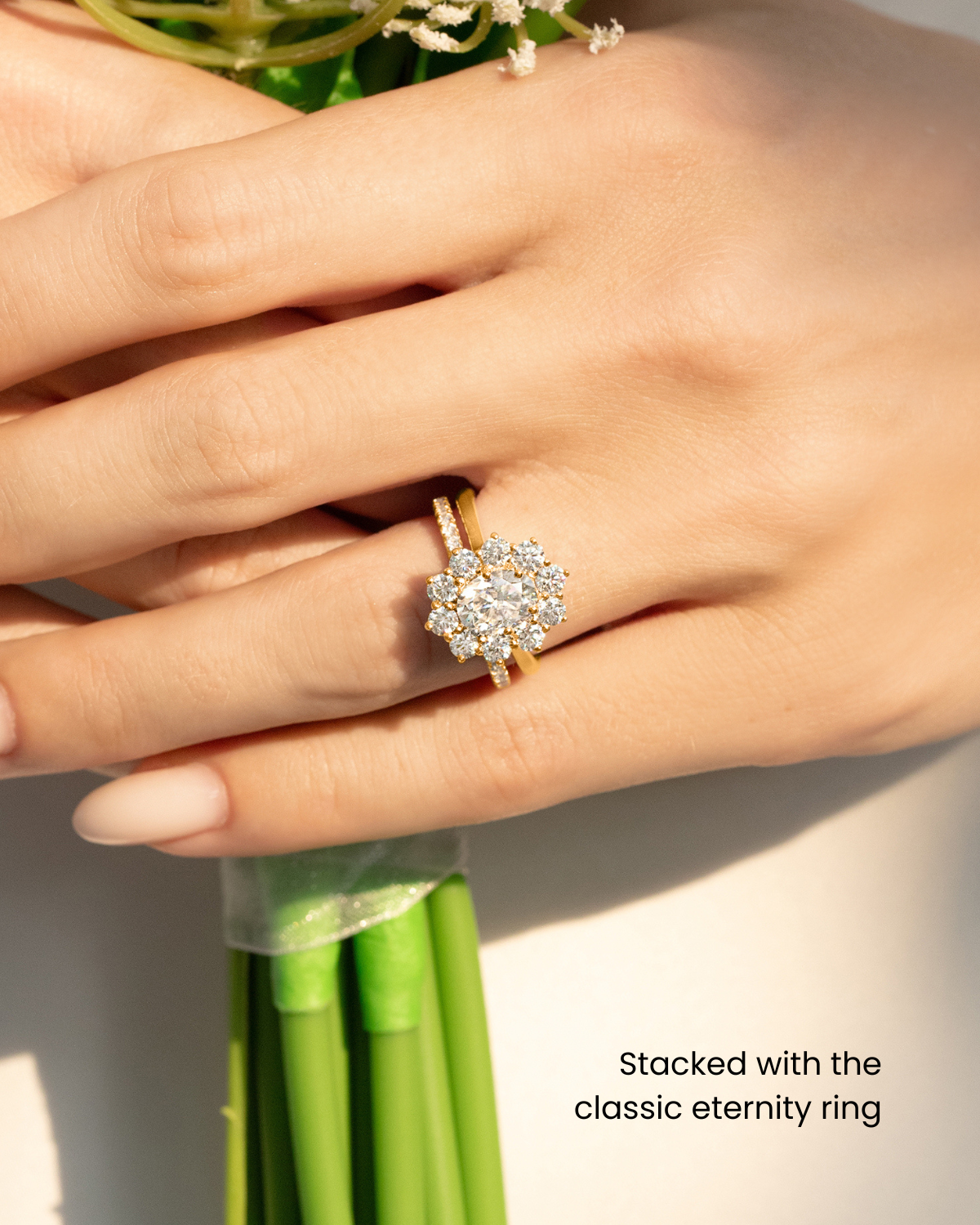 Bague de fiançailles auréole ovale en moissanite de 2,5 ct en vermeil d'or 18 carats