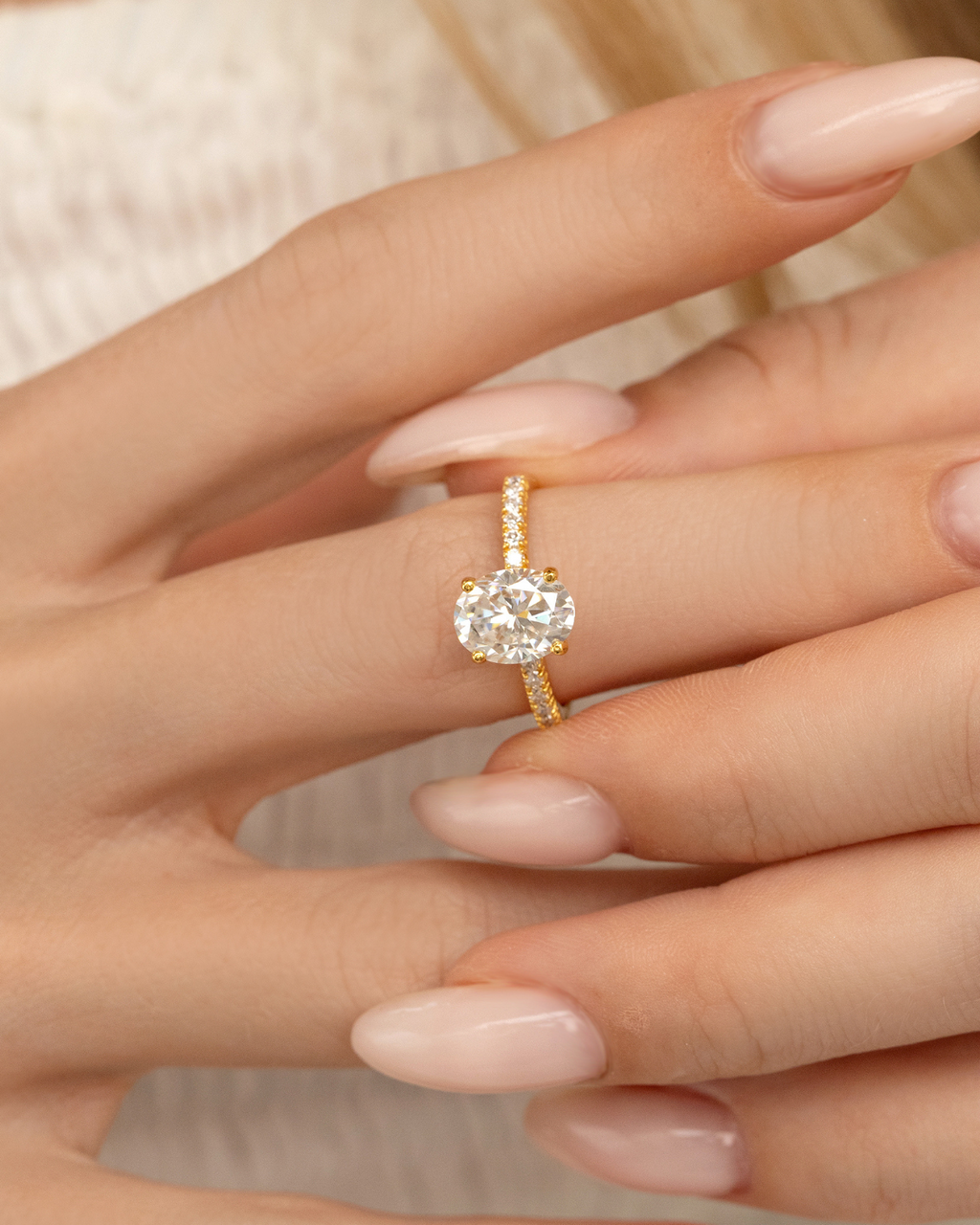 Bague de fiançailles solitaire ovale en moissanite de 2 carats avec bande pavée en vermeil d'or 18 carats