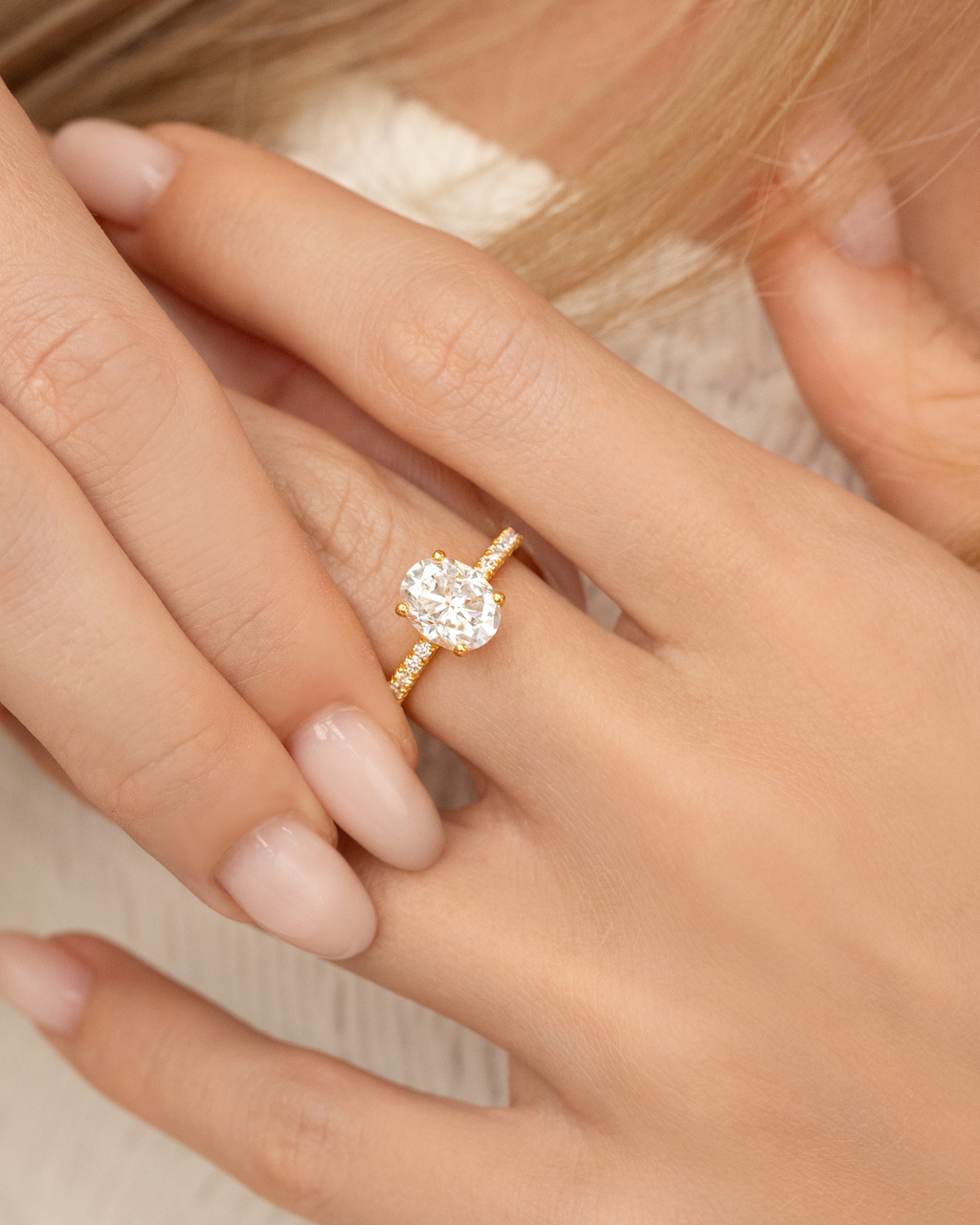 Bague de fiançailles solitaire ovale en moissanite de 2 carats avec bande pavée en vermeil d'or 18 carats