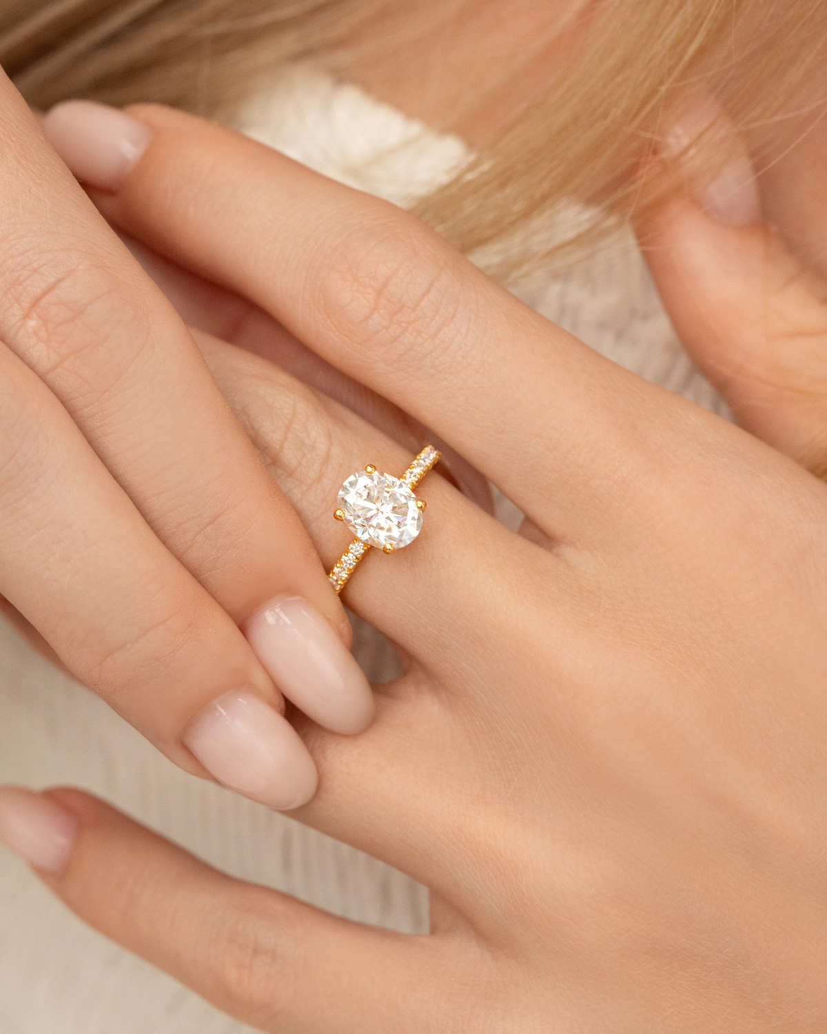 Bague de fiançailles solitaire ovale en moissanite de 2 carats avec bande pavée en vermeil d'or 18 carats