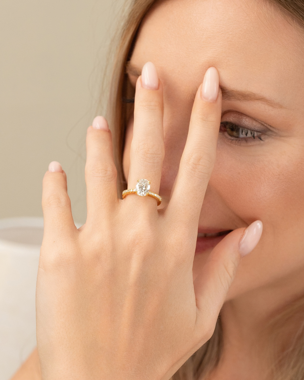Bague de fiançailles solitaire ovale en moissanite de 2 carats avec bande pavée en vermeil d'or 18 carats