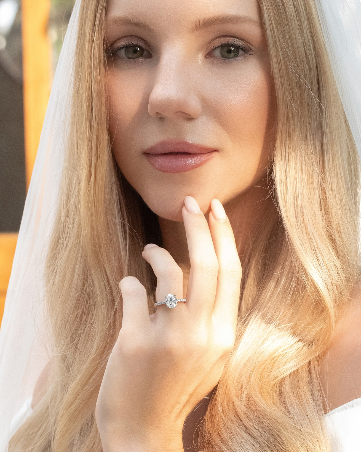 Bague de fiançailles solitaire ovale en moissanite de 2 carats avec pavé en argent sterling