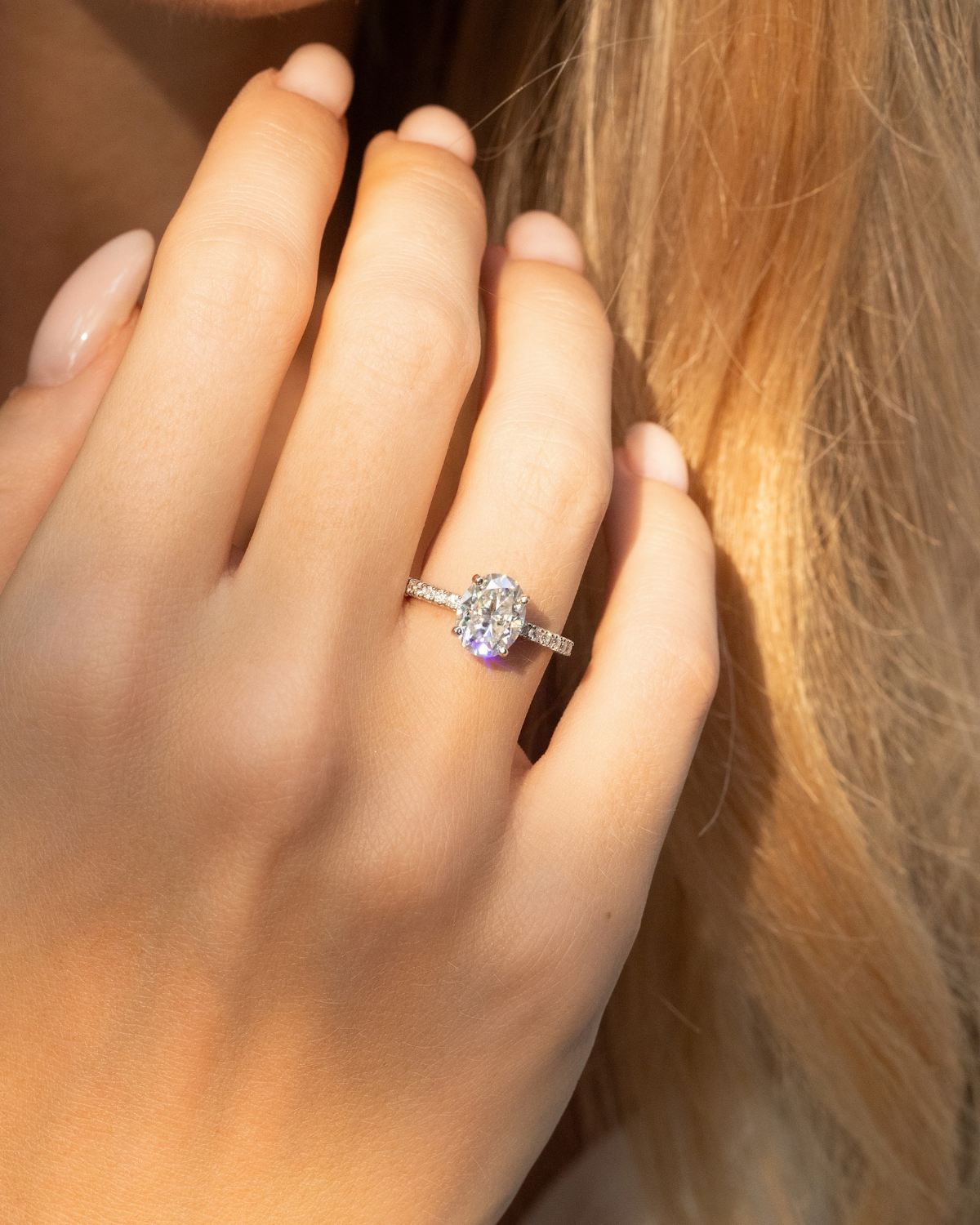 Bague de fiançailles solitaire ovale en moissanite de 2 carats avec pavé en argent sterling