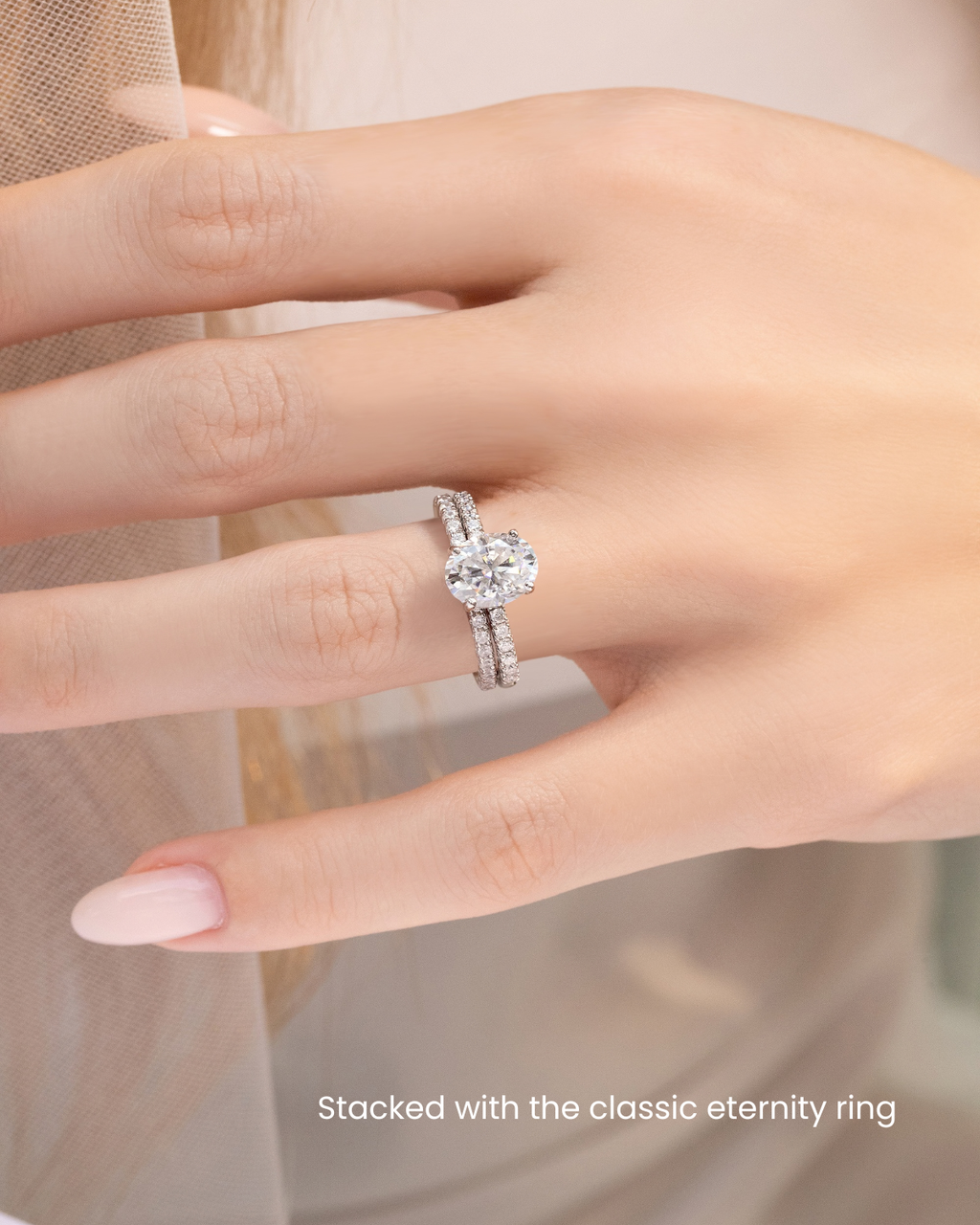 Bague de fiançailles solitaire ovale en moissanite de 2 carats avec pavé en argent sterling