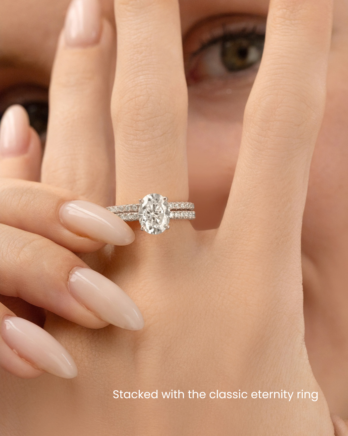 Bague de fiançailles solitaire ovale en moissanite de 2 carats avec pavé en argent sterling