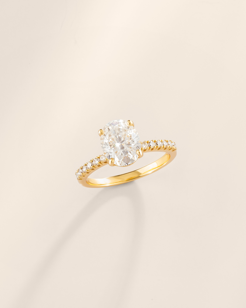 Bague de fiançailles solitaire ovale en moissanite de 2 carats avec bande pavée en vermeil d'or 18 carats