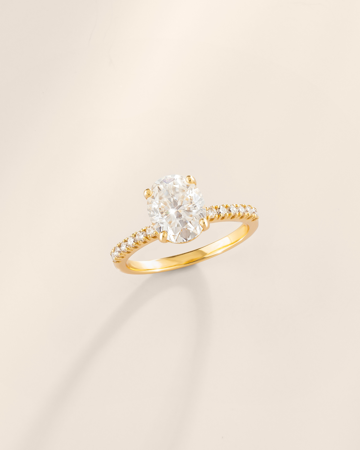 Bague de fiançailles solitaire ovale en moissanite de 2 carats avec bande pavée en vermeil d'or 18 carats