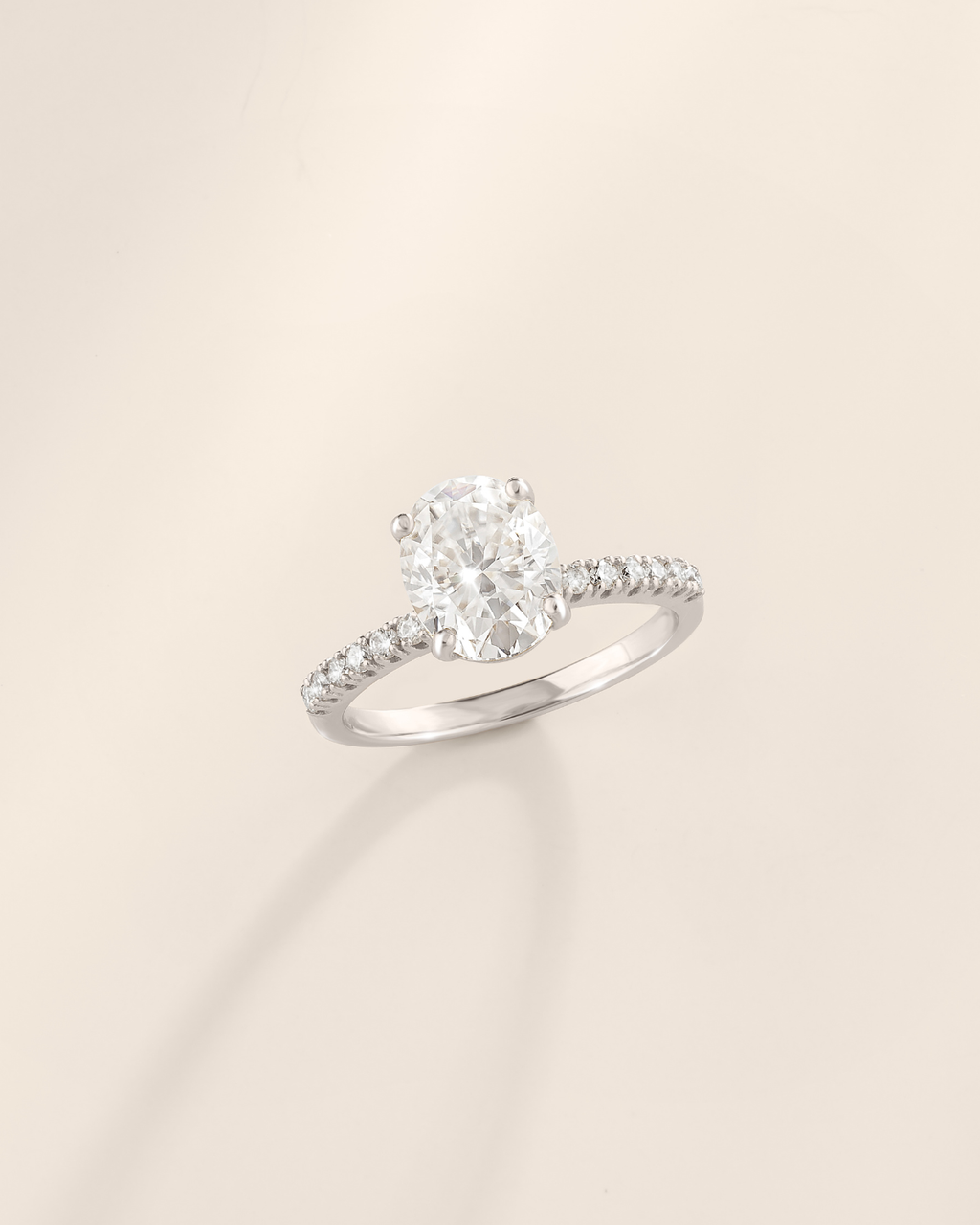 Bague de fiançailles solitaire ovale en moissanite de 2 carats avec pavé en argent sterling