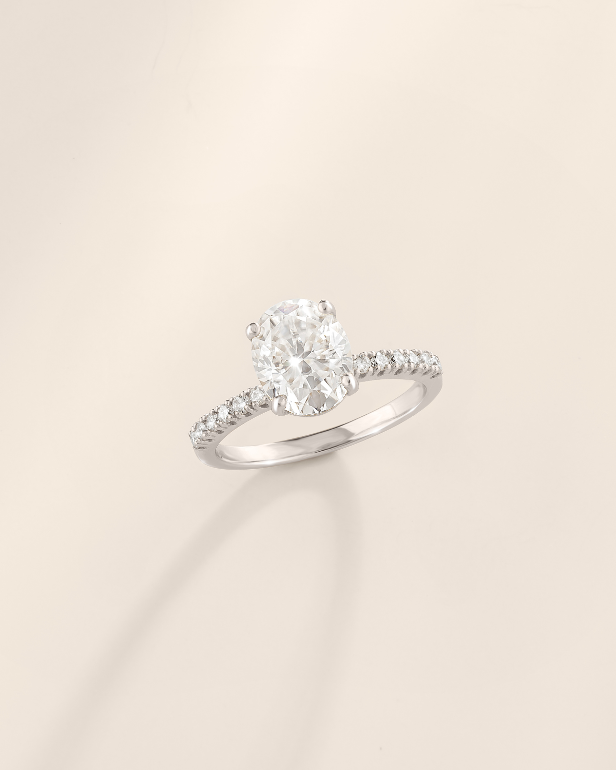 Bague de fiançailles solitaire ovale en moissanite de 2 carats avec pavé en argent sterling