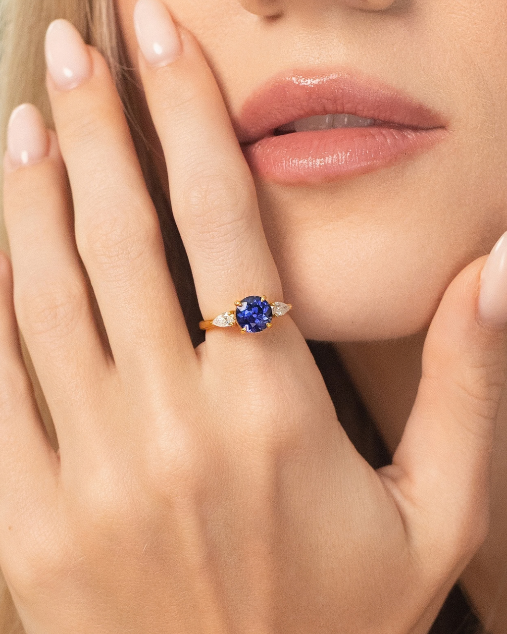 Bague de fiançailles trilogie saphir bleu taille ronde en vermeil d'or 18 carats