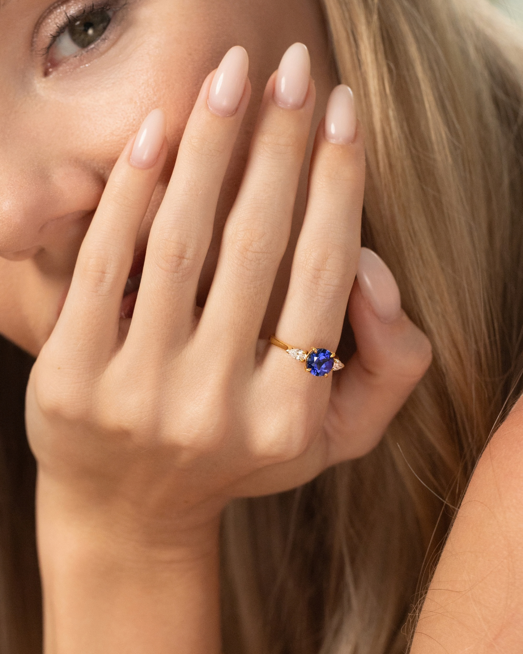 Bague de fiançailles trilogie saphir bleu taille ronde en vermeil d'or 18 carats