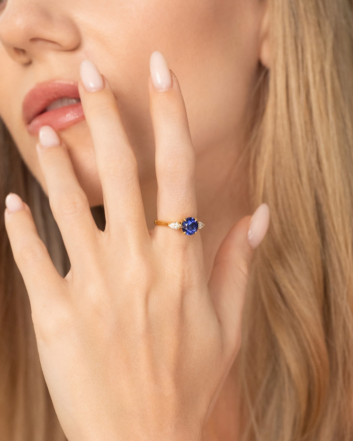 Bague de fiançailles trilogie saphir bleu taille ronde en vermeil d'or 18 carats