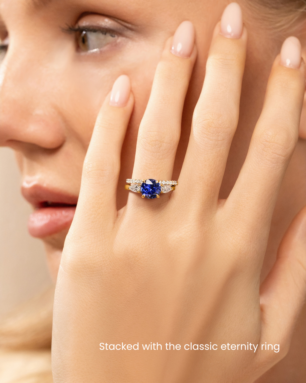 Bague de fiançailles trilogie saphir bleu taille ronde en vermeil d'or 18 carats
