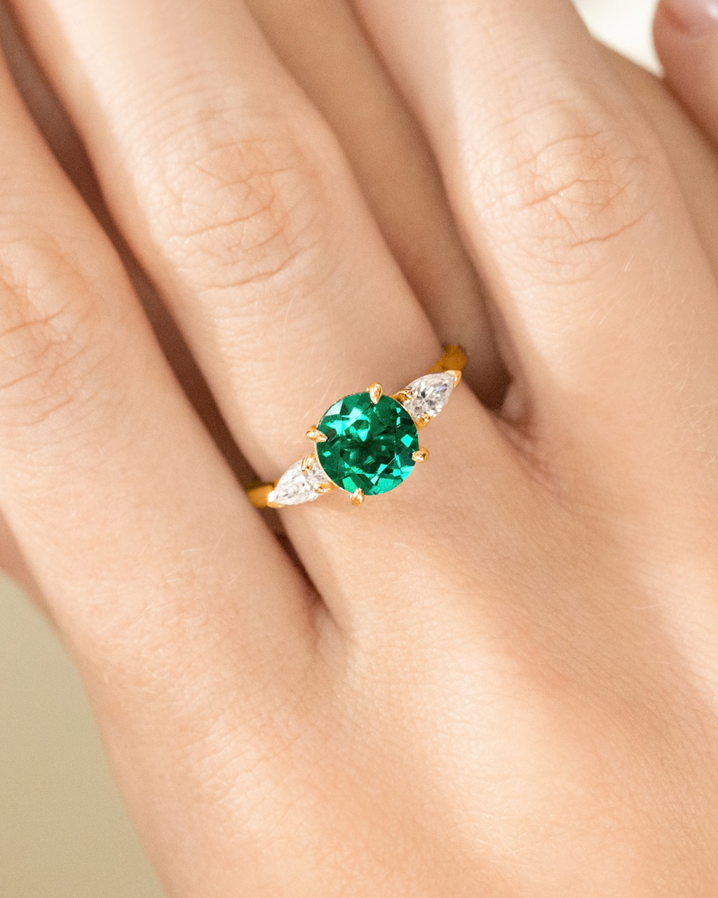 Bague de fiançailles trilogie émeraude taille ronde en vermeil d'or 18 carats