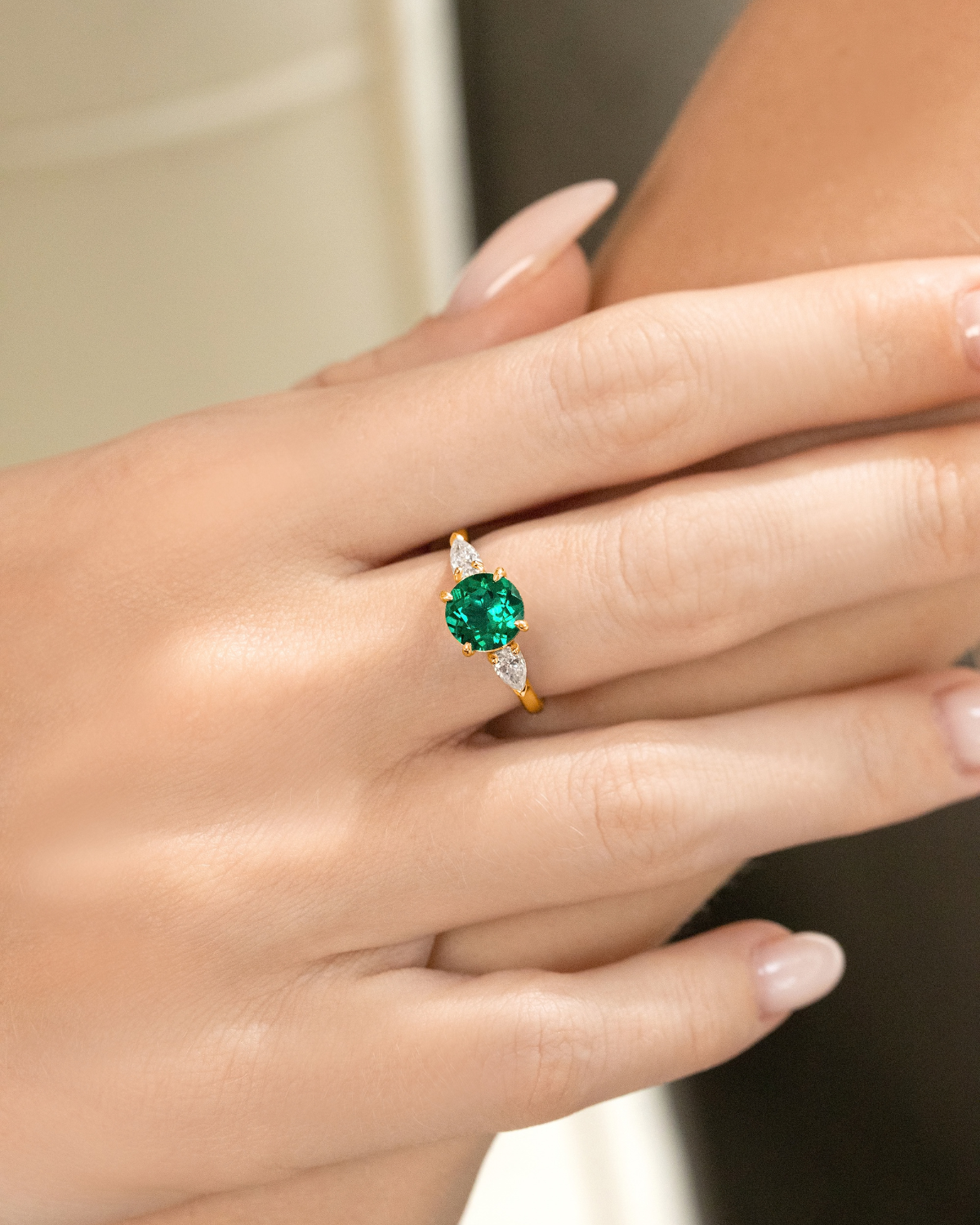 Bague de fiançailles trilogie émeraude taille ronde en vermeil d'or 18 carats