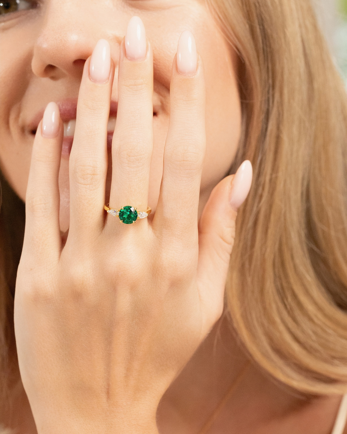 Bague de fiançailles trilogie émeraude taille ronde en vermeil d'or 18 carats