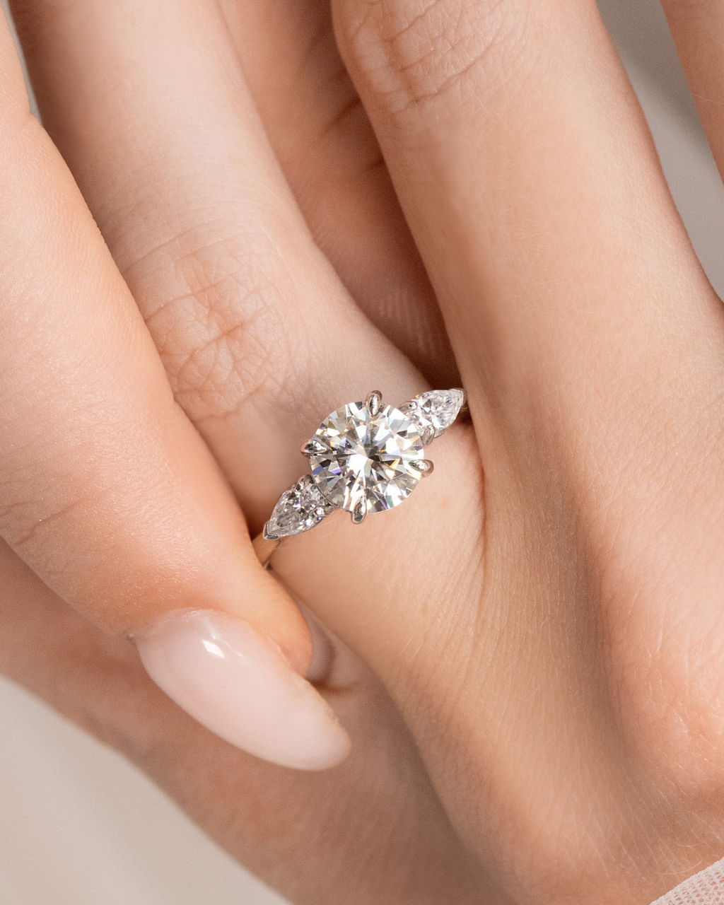 Bague de fiançailles trilogie avec moissanite ronde de 2 carats en argent sterling