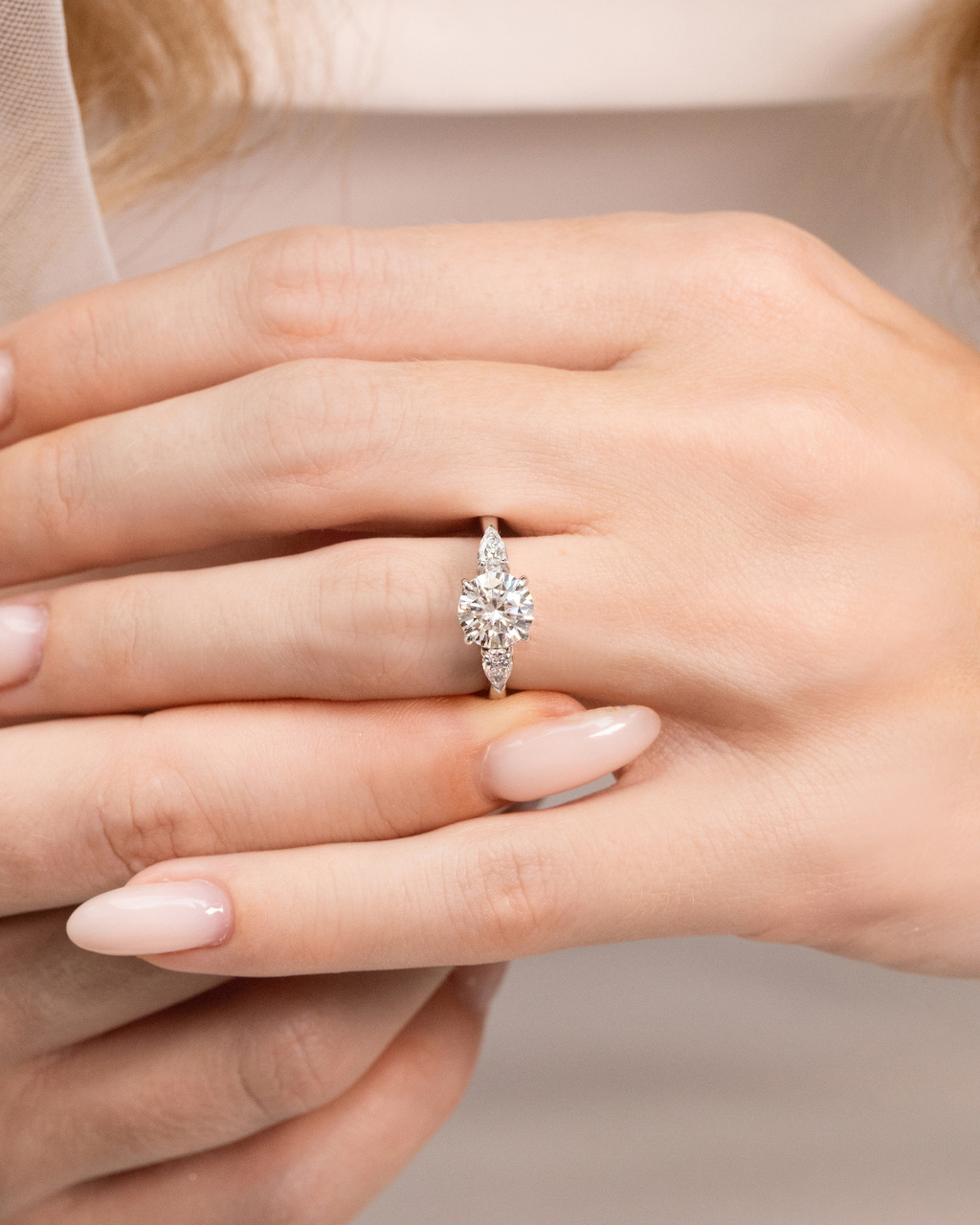 Bague de fiançailles trilogie avec moissanite ronde de 2 carats en argent sterling
