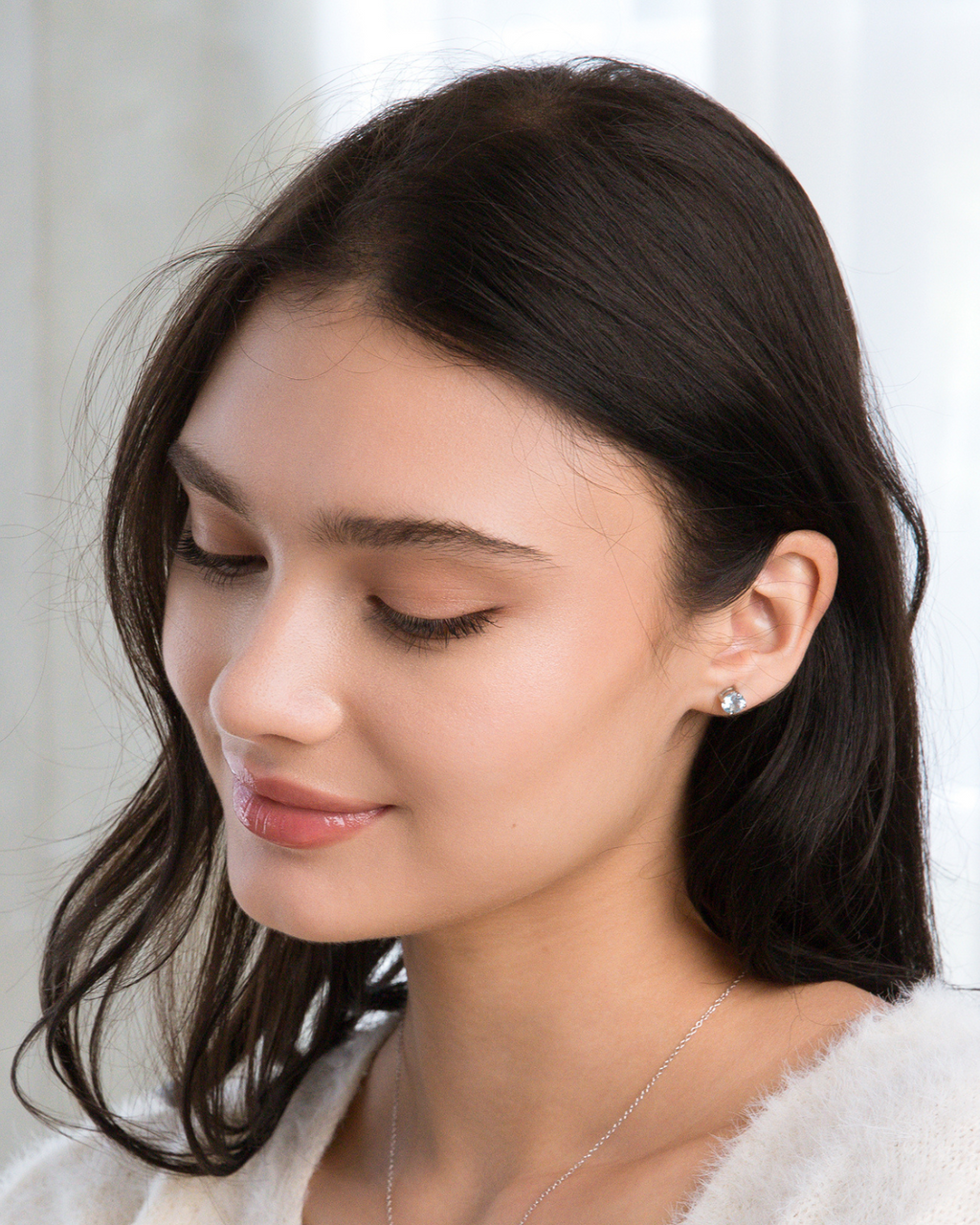 Puces d'oreilles rondes en topaze bleue de 6 mm en argent sterling