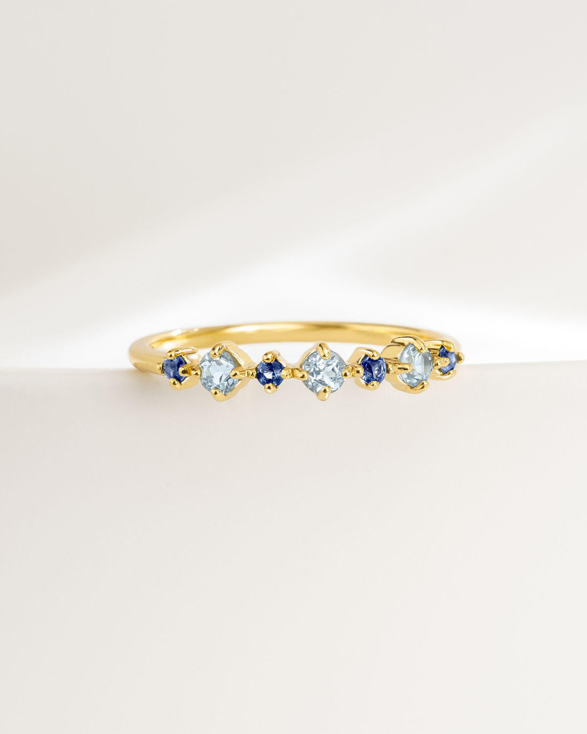 Anneau jonc empilable demi-éternité en saphir bleu et topaze bleue en vermeil d'or 18 carats