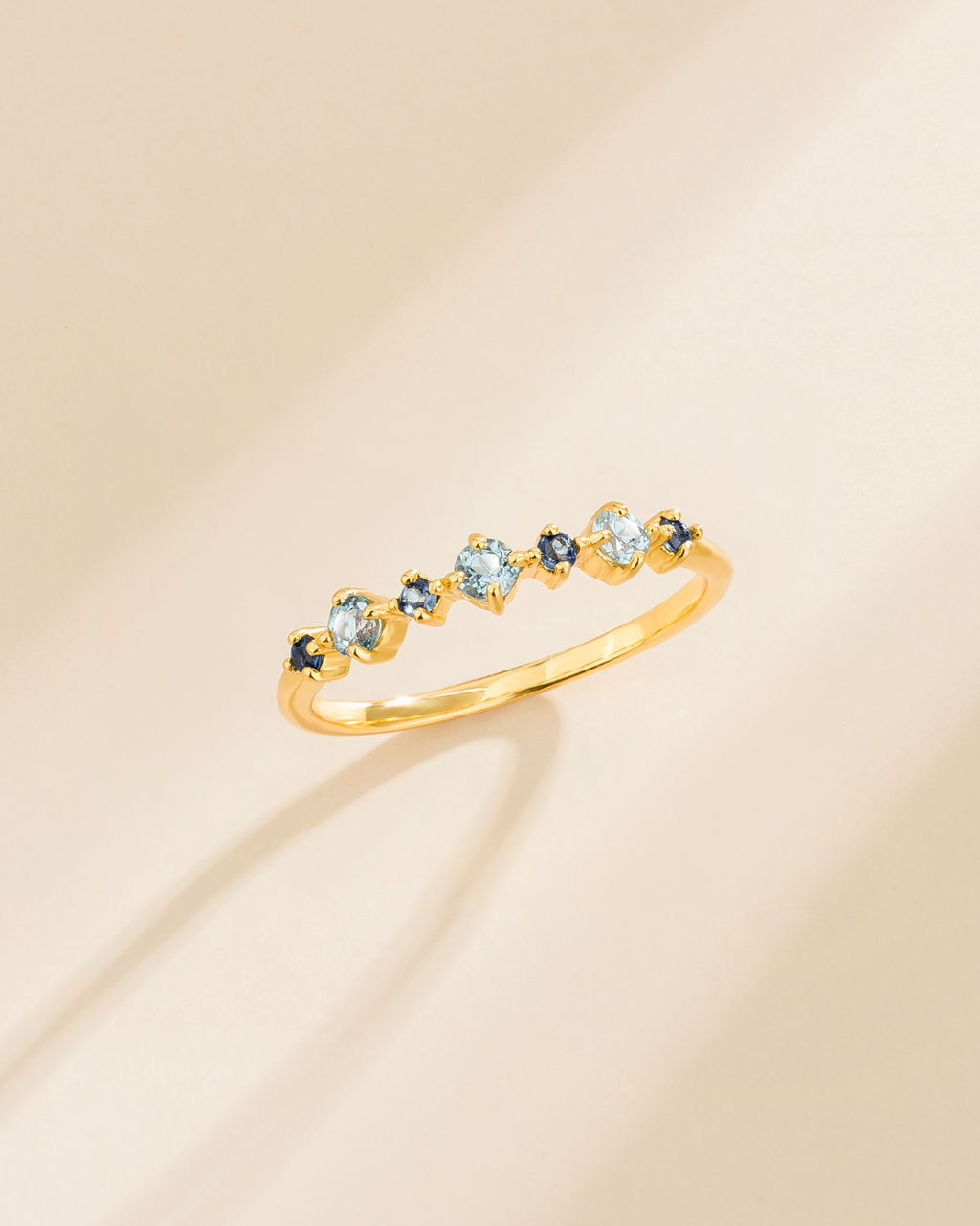 Anneau jonc empilable demi-éternité en saphir bleu et topaze bleue en vermeil d'or 18 carats